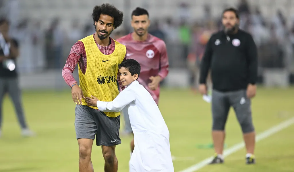 Ein junger Fan herzt Katars Stürmer Akram Afif