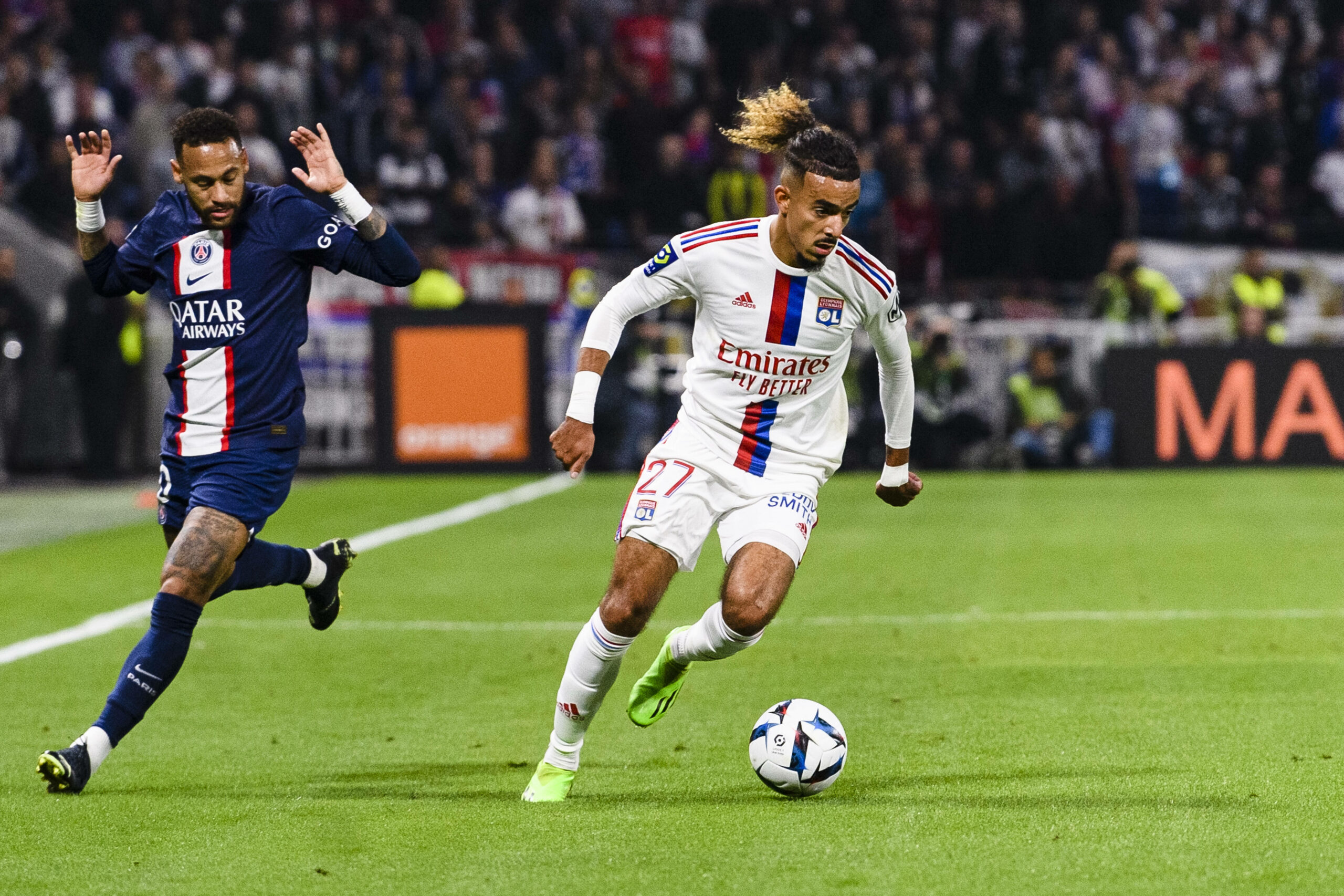 Malo Gusto behauptet den Ball gegen PSG-Star Neymar.
