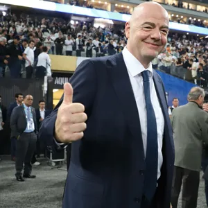 FIFA-Präsident Gianni Infantino zeigt den Daumen nach oben