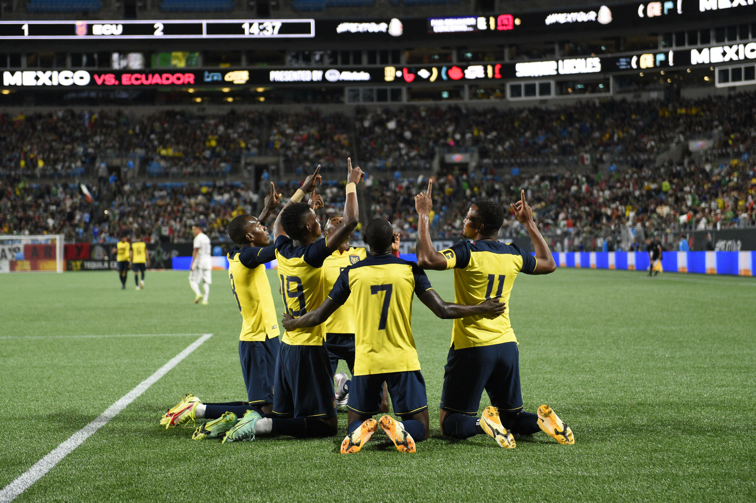 Spieler der ecuadorianischen Nationalmannschaft bejubeln ein Tor