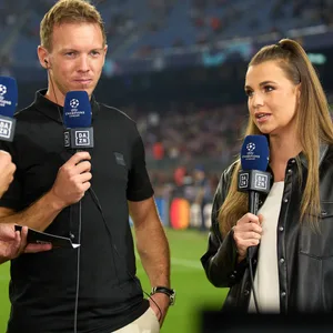 DAZN-Experte Sandro Wagner und Moderatorin Laura Wontorra im Gespräch mit Bayern-Trainer Julian Nagelsmann
