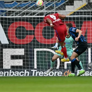 Robert Glatzel köpft zum 1:1 in Paderborn ein