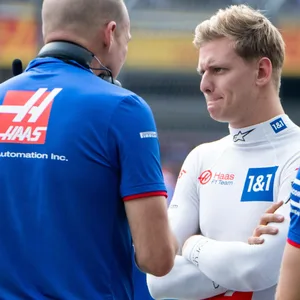 Mick Schumacher im Gespräch mit seinen Renningenieuren.