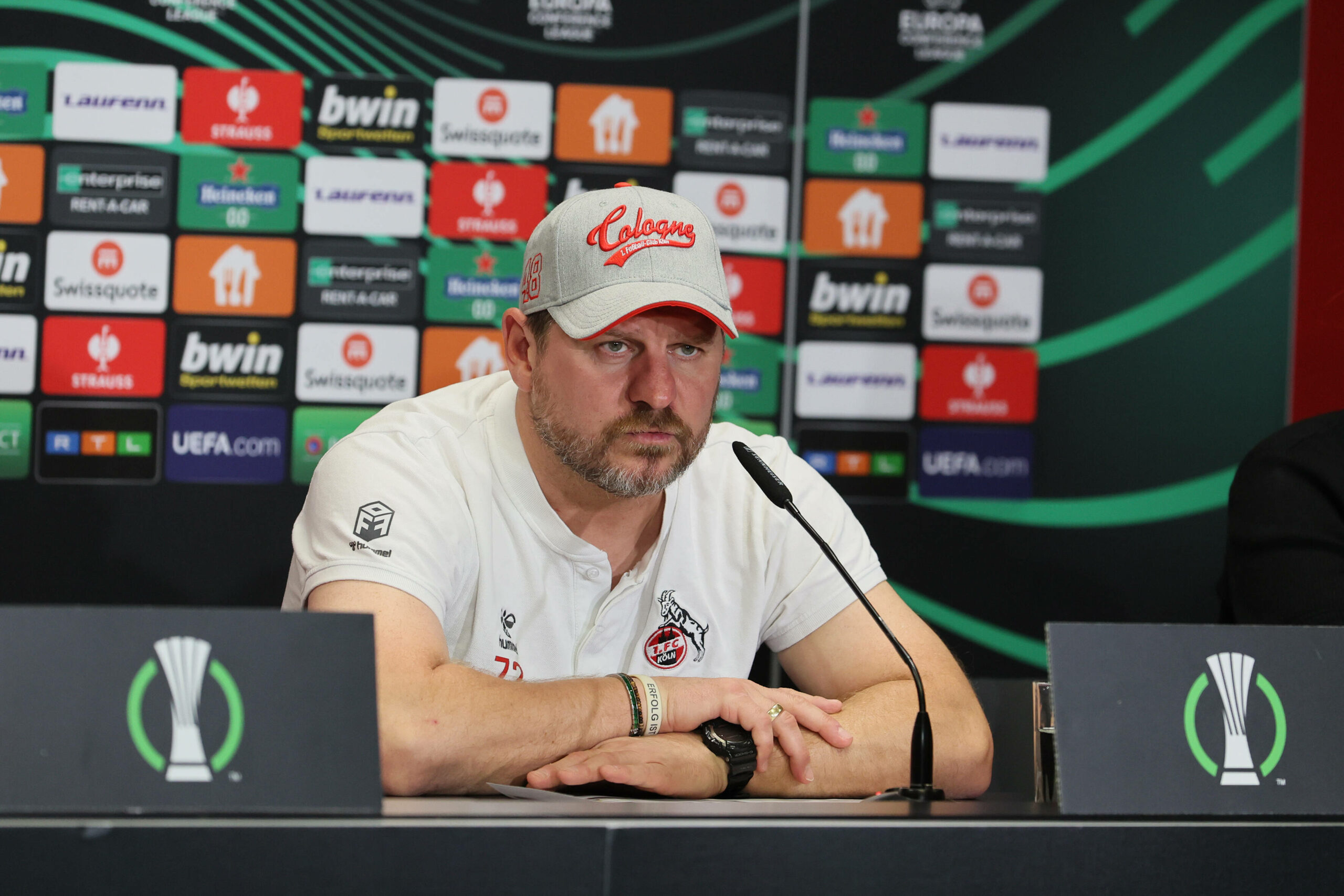 Steffen Baumgart auf der Pressekonferenz vor dem Conference League-Spiel gegen Nizza.