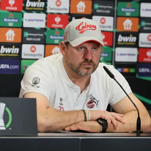 Steffen Baumgart auf der Pressekonferenz vor dem Conference League-Spiel gegen Nizza.