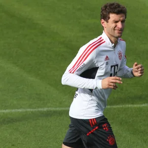Thomas Müller dreht seine Runden auf dem Trainingsplatz des FC Bayern. Sichtlich gut gelaunt, zwinkert er in die Kamera.