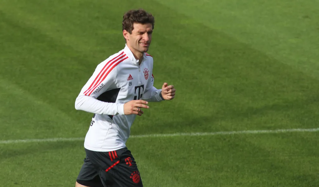 Thomas Müller dreht seine Runden auf dem Trainingsplatz des FC Bayern. Sichtlich gut gelaunt, zwinkert er in die Kamera.