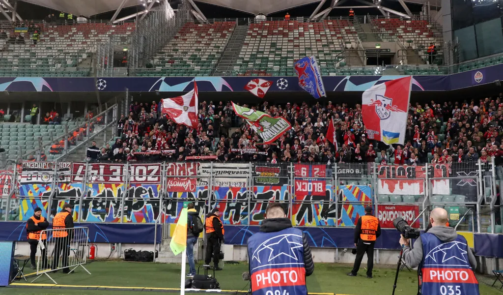 Der Leipziger Gästeblock beim Spiel in Warschau gegen Donezk