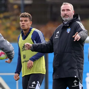 HSV-Trainer Tim Walter beim Training