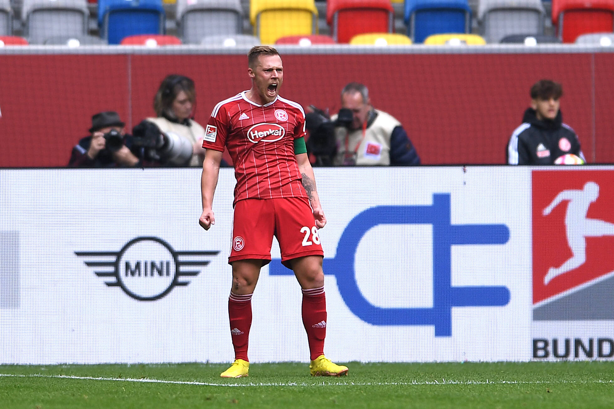 Rouwen Hennings bejubelt sein Tor gegen den FC St. Pauli