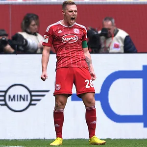 Rouwen Hennings bejubelt sein Tor gegen den FC St. Pauli