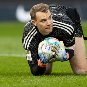 Manuel Neuer pariert einen Schuss von Hertha BSC