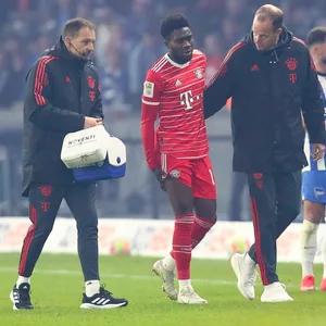 Alphonso Davies wird von Bayerns Teamärzten vom Platz begleitet