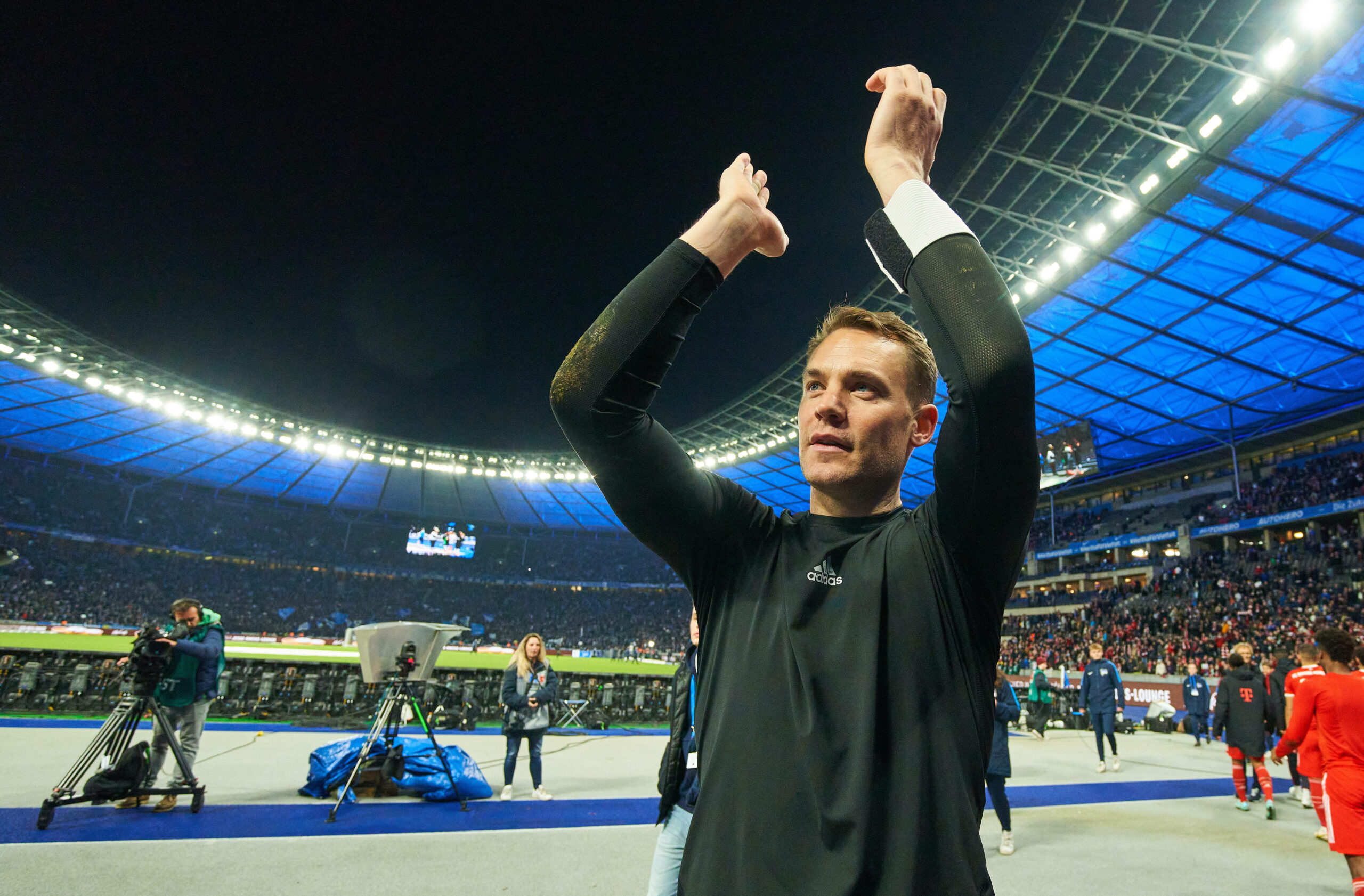 Manuel Neuer bedankt sich nach dem Auswärtsspiel gegen Hertha BSC bei den mitgereisten Fans
