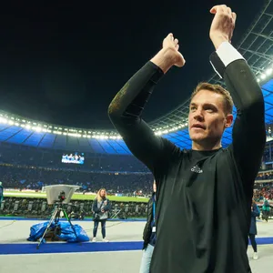 Manuel Neuer bedankt sich nach dem Auswärtsspiel gegen Hertha BSC bei den mitgereisten Fans