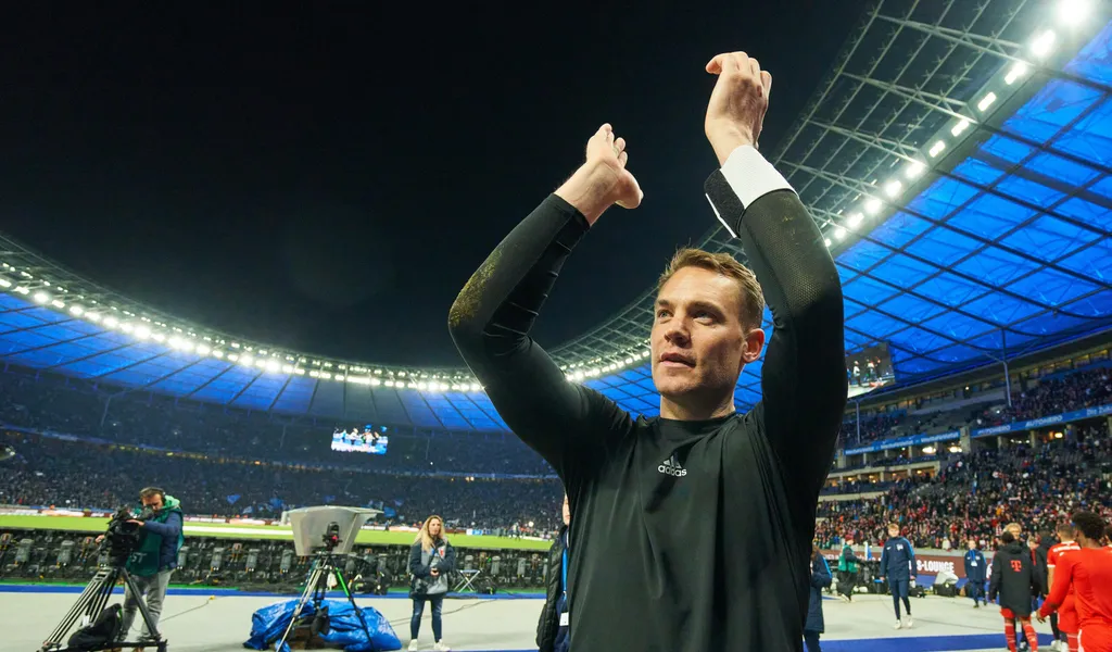 Manuel Neuer bedankt sich nach dem Auswärtsspiel gegen Hertha BSC bei den mitgereisten Fans
