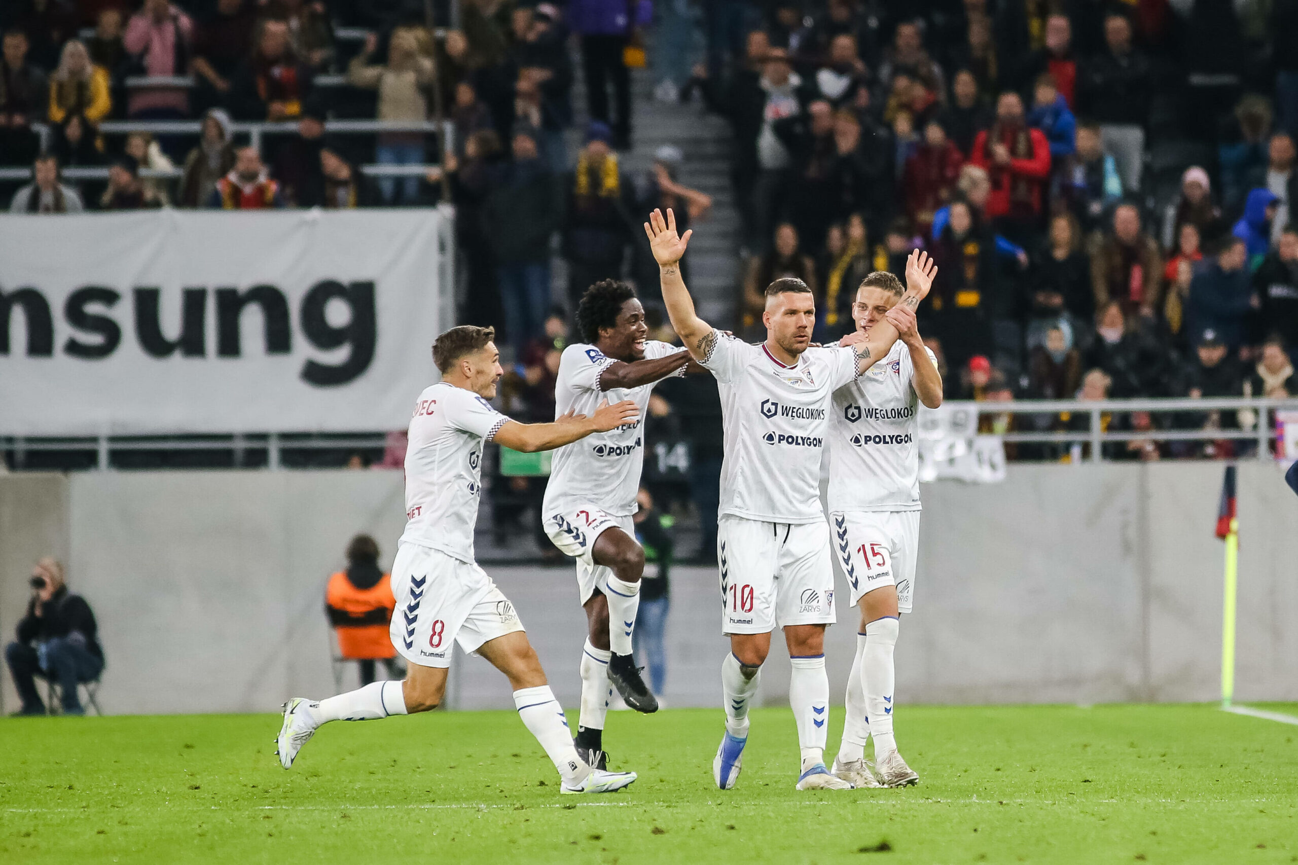 Lukas Podolski lässt sich nach seinem Traumtor von seinen Teamkollegen feiern