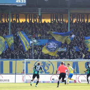 Fans von Eintracht Braunschweig beim Spiel gegen Greuther Fürth