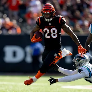 Joe Mixon lässt mit dem Ball in der Hand einen Gegner stehen.