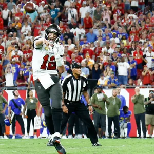 Tom Brady wirft den Ball