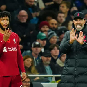 Jürgen Klopp und sein Spieler Joe Gomez könnten den Besitzer wechseln.
