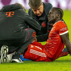 Sadio Mané musste gegen Bremen nach kurzer Behandlung auf dem Rasen ausgewechselt werden.