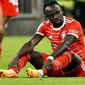 Bayern-Spieler Sadio Mané liegt verletzt am Boden