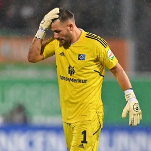 HSV-Keeper Daniel Heuer Fernandes war nach der Pleite in Fürth angefressen.