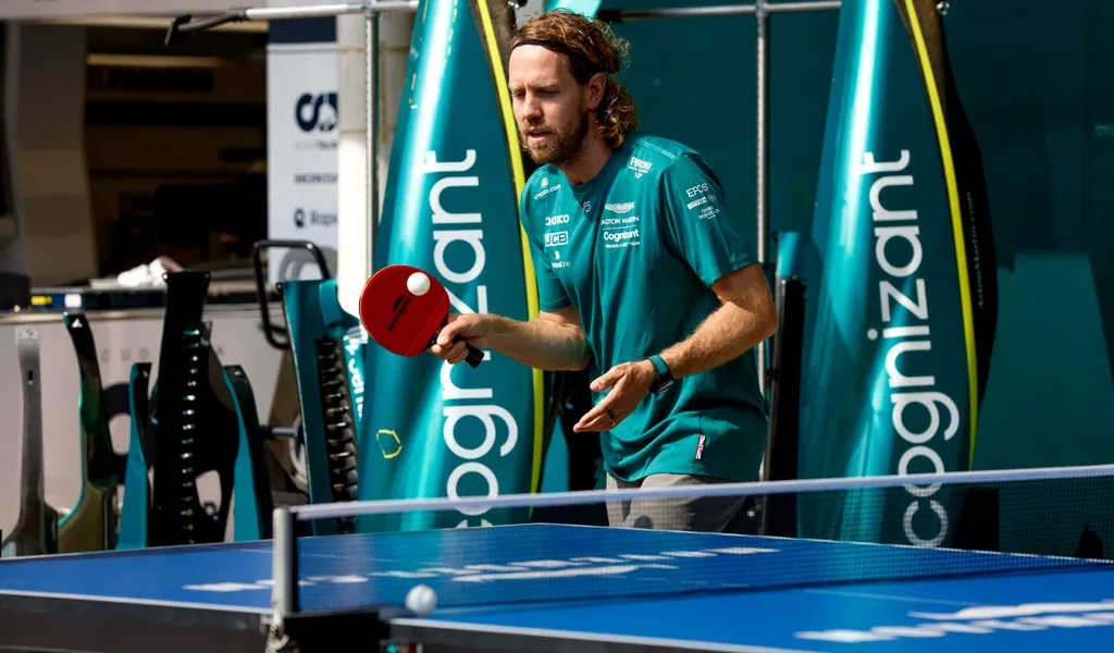 Sebastian Vettel vertreibt sich die Zeit gerne auch mal mit Tischtennis.