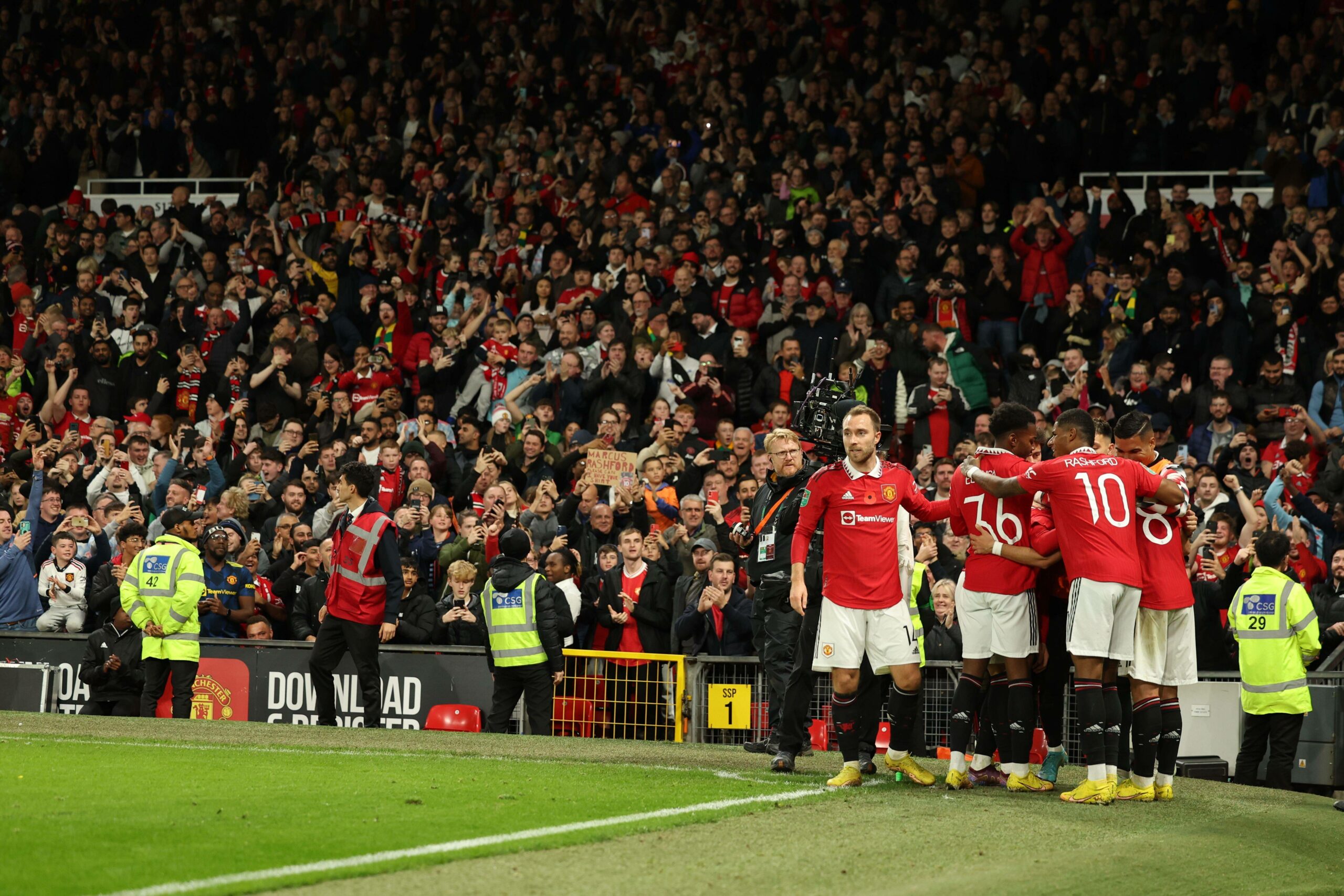 Spieler von Manchester United jubeln vor ihren Fans.