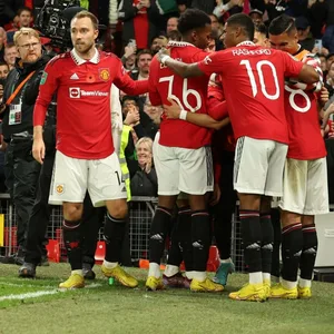 Spieler von Manchester United jubeln vor ihren Fans.