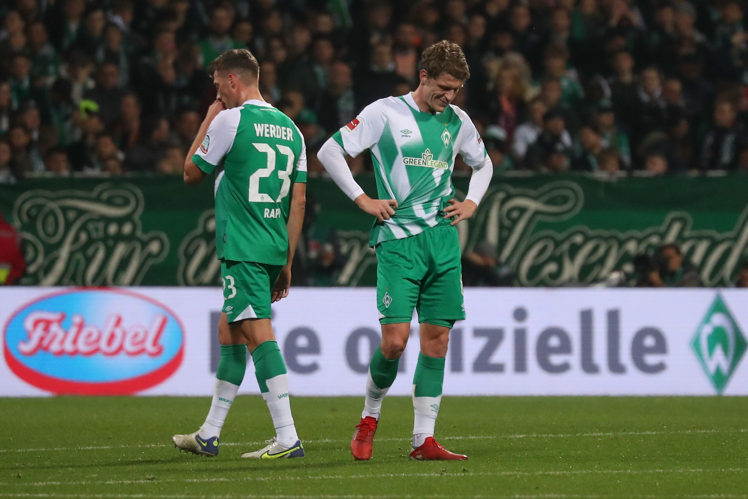 Nicolai Rapp und Marvin Ducksch von Werder Bremen senken enttäuscht die Köpfe