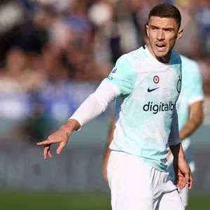 Robin Gosens gibt im Trikot von Inter Mailand Anweisungen an seine Mitspieler.