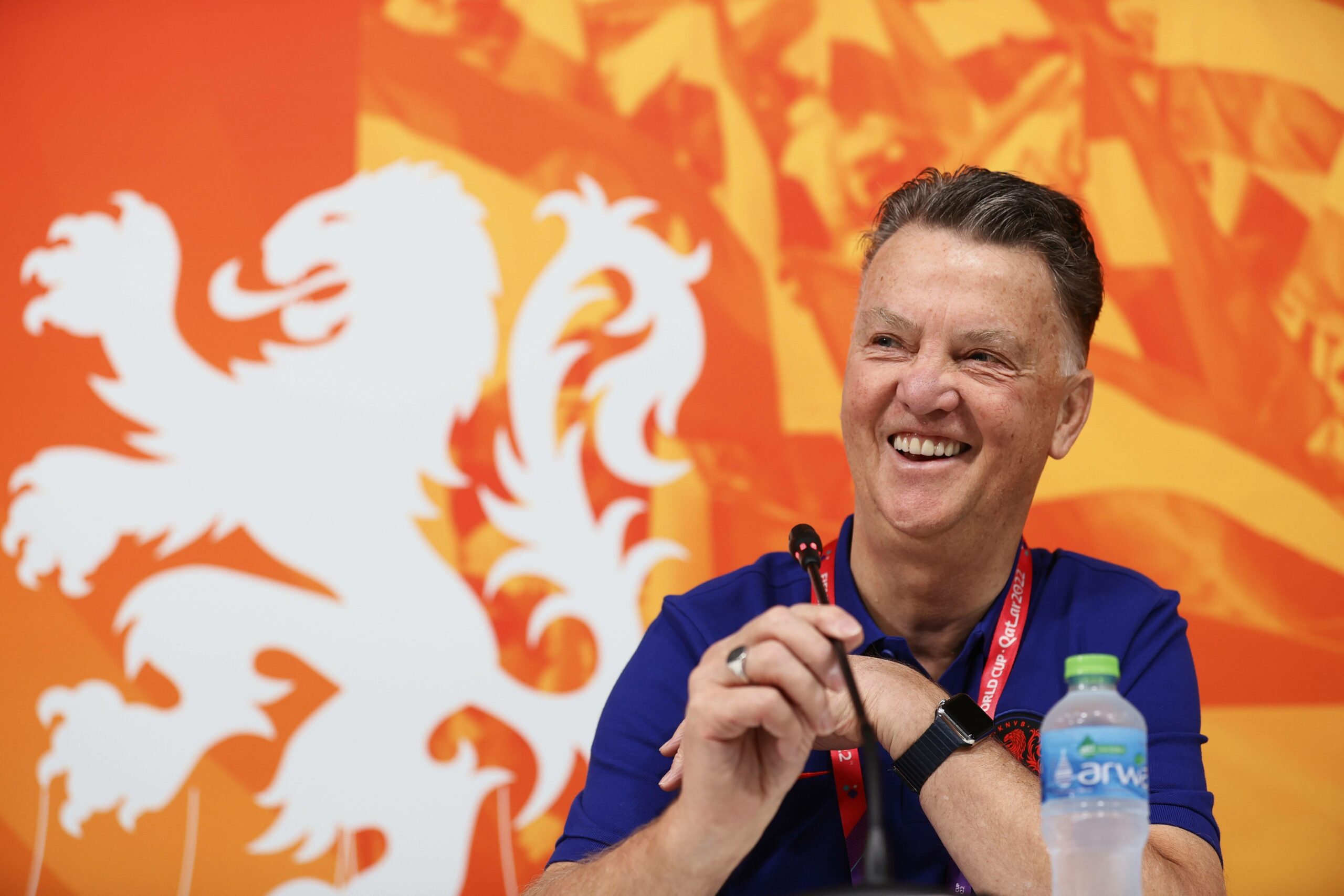 Bondscoach Louis Van Gaal lacht auf einer Pressekonferenz