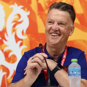 Bondscoach Louis Van Gaal lacht auf einer Pressekonferenz