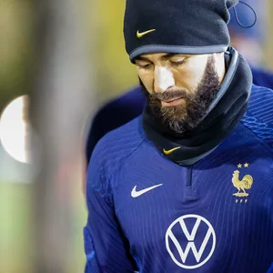 Karim Benzema guckt während eines Trainings mit der französischen Nationalmannschaft nachdenklich zu Boden