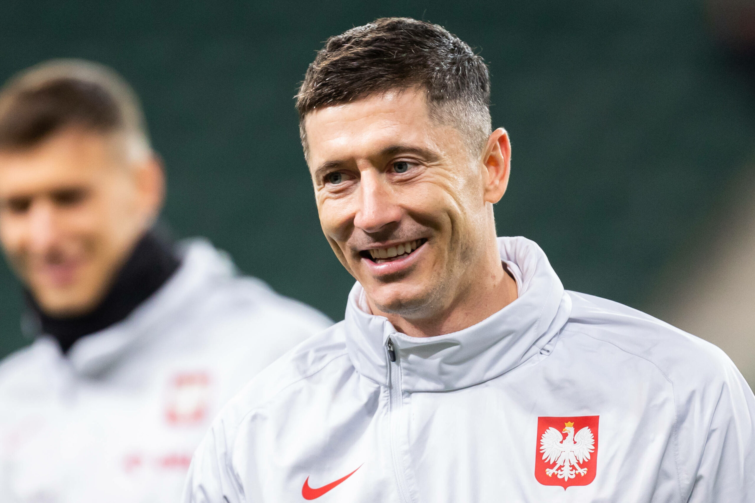 Robert Lewandowski mit guter Laune während des Trainings mit der polnischen Nationalmannschaft
