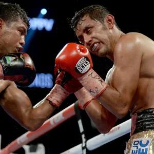 Moises Fuentes im Kampf gegen Roman Gonzalez