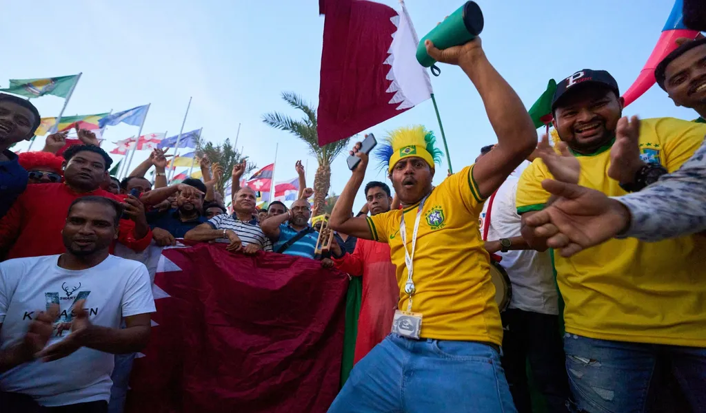 Jubelnde Fan-Gruppen in Katar