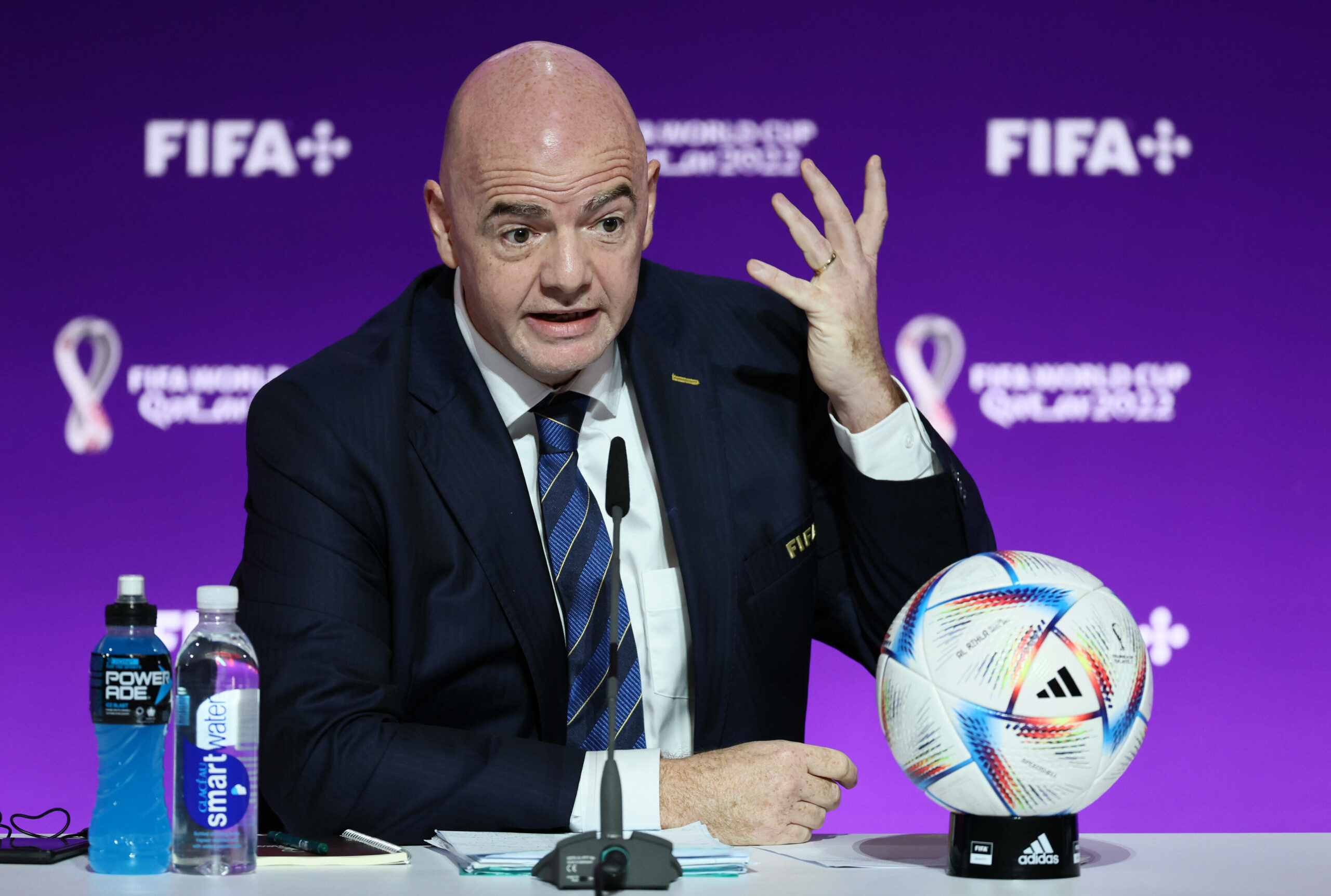 FIFA-Präsident Gianni Infantino bei seiner Skandal-Pressekonferenz in Katar kurz vor WM-Start.