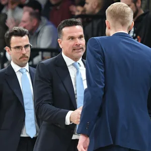 Raoul Korner und Tuomas Iisalo geben sich die Hand