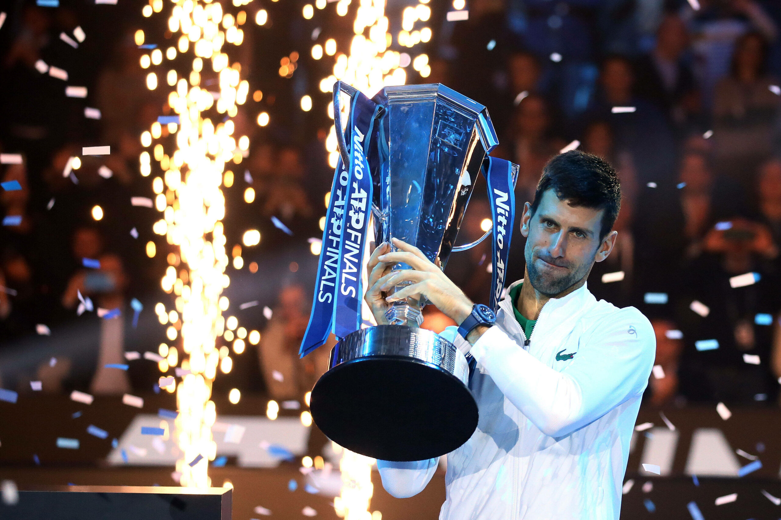 Novak Djokovic feiert mit dem gewonnen Pokal seinen ATP-Sieg.