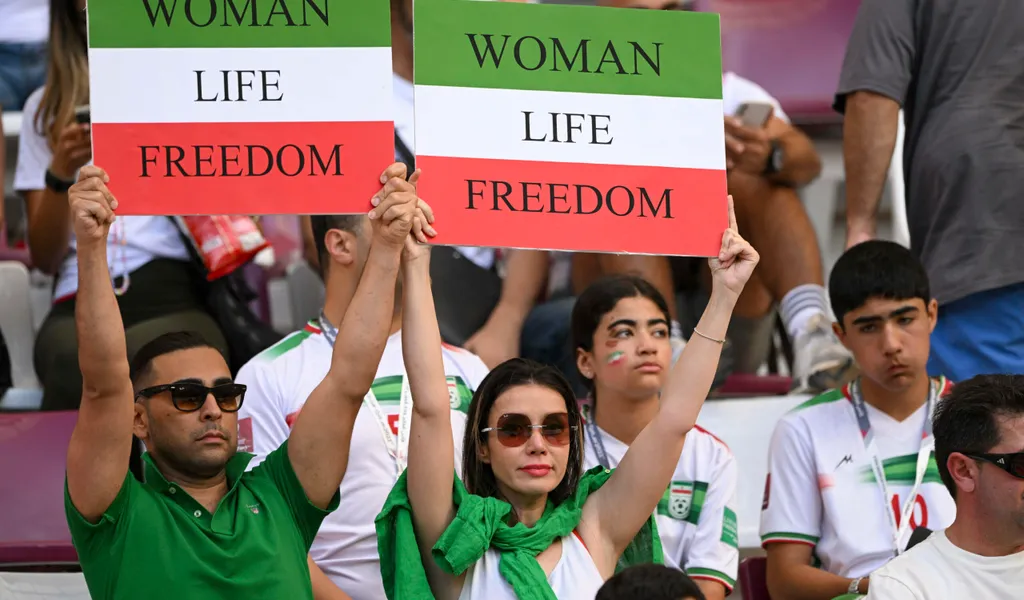 Iranische Fans protestieren gegen die Lage in ihrem Land.