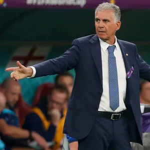 Carlos Queiroz breitet empört seine Arme aus.