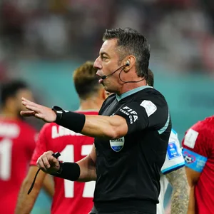 Schiedsrichter Rafael Claus aus Brasilien wollte sich keinen frühen Feierabend genehmigen, ließ 24 Minuten nachspielen.