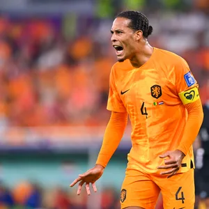 Niederlande-Kapitän Virgil Van Dijk dirigiert lautstark seine Teamkollegen.