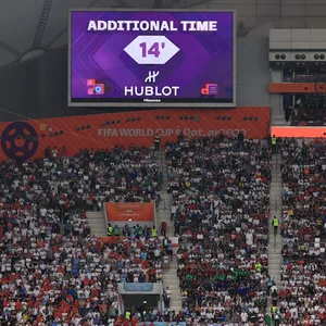 Die Stadion-Leinwand zeigt es an: Beim Spiel der Engländer gegen den Iran werden in der ersten Halbzeit 14 Minuten nachgespielt.