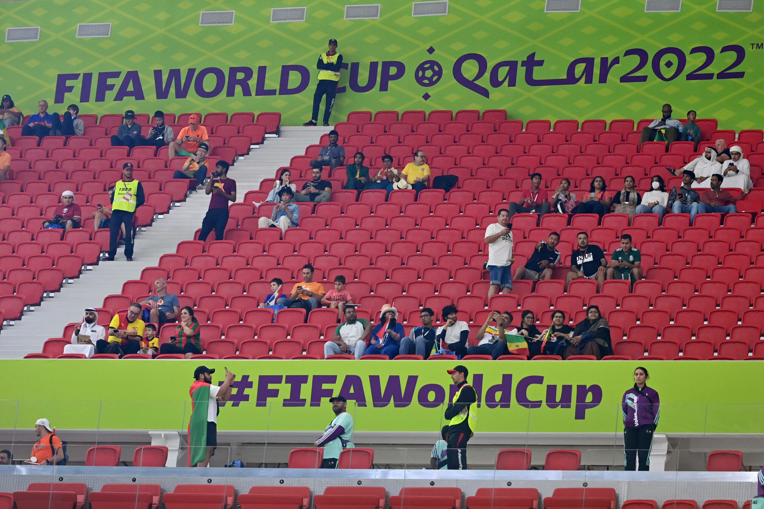 Spärlich gefüllte Zuschauerränge bei einem WM-Spiel