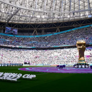 Ein voll gefülltes Stadion beim Spiel Argentinien gegen Saudi Arabien.