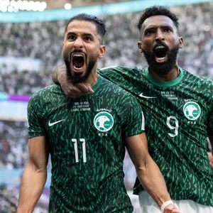 Saudi Arabiens Spieler Saleh Al-Shehri und Firas Al-Buraikan bejubeln den Ausgleichstreffer gegen Argentinien.